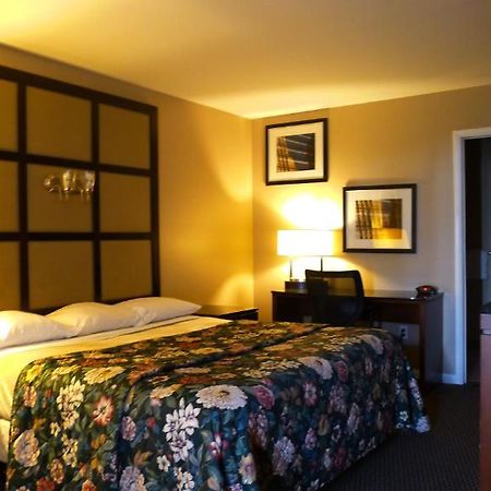 Relax Inn Watertown Ngoại thất bức ảnh